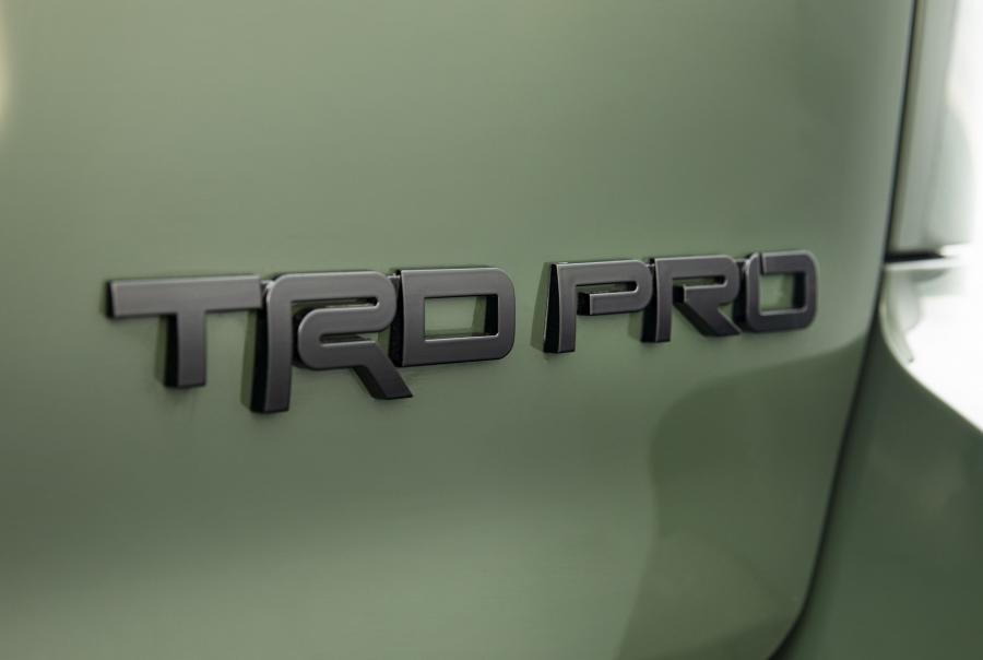 Логотип Toyota Sequoia TRD Pro 2019 года  (фото 30 из 42)